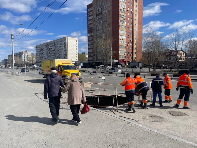 На месте работают сотрудники «Росводоканала Тюмень» | Источник: Радик Енчу / 72.RU 