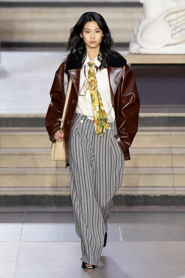 Галстуки с принтом и самые красивые мужские костюмы в новой женской коллекции Louis Vuitton