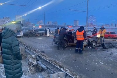 Авария на Октябрьском мосту: пострадавший госпитализирован