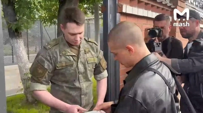 Звезда «Вампиров средней полосы» (18+) Глеб Калюжный ушел в армию со сборного пункта в Москве | Источник: Mash / T.me