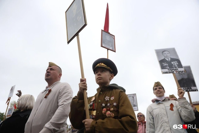 Юный самарец даже надел форму военных лет | Источник: Роман Данилкин / 63.RU