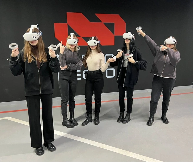 Играть в VR понравится как парням, так и девушкам | Источник: «Первое место»