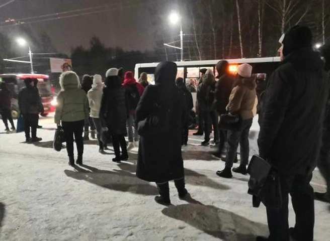 Рязанцы пожаловались на утренние толпы на остановке в Дашково-Песочне | ya62.ru