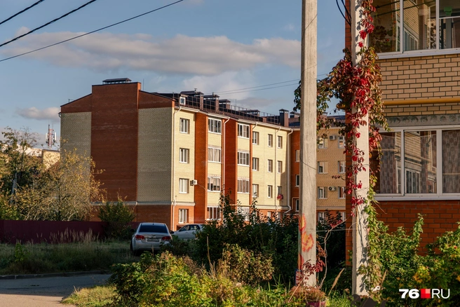 Четырехэтажные дома не сильно портят внешний вид квартала | Источник: Кирилл Поверинов / 76.RU