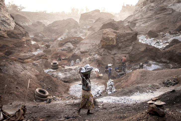 Тяжелый труд и мизерная плата: как в Буркина-Фасо добывают гранит