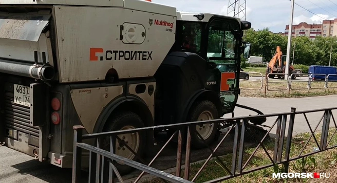 Спецтехника прошлась по асфальту влажной щеткой перед дождем и уехала с 50-летия Магнитки на Тевосяна | Источник: Полина Котышева / MGORSK.RU