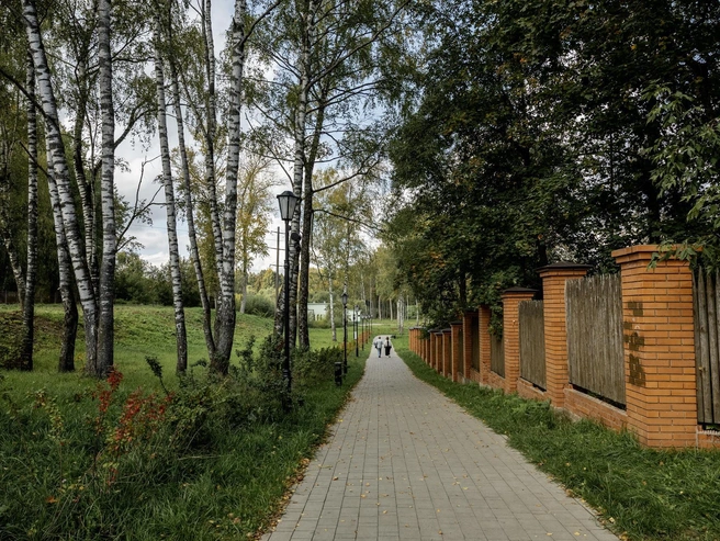 Аллеи из серой плитки для долгих прогулок | Источник: Александр Куренной / 76.RU