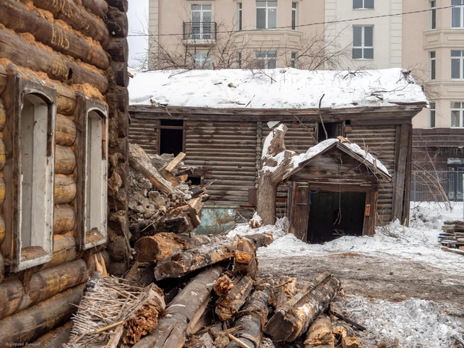 Особняк из прошлого решили реставрировать методом переборки. Дом разобрали, ставшие непригодными элементы заменили на новую древесину | Источник: Сергей Бушуев / Vk.com