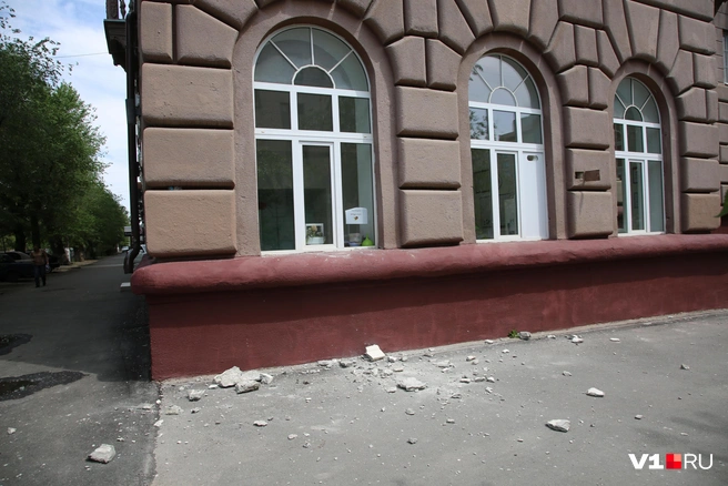 Спустя полдня после обрушения на месте не было выставлено ограждений и даже сигнальных лент | Источник: Константин Завриков / V1.RU