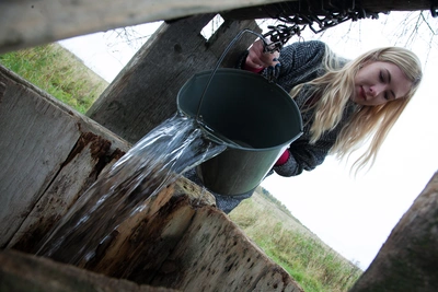 Когда и как чистить дачный колодец: советы эксперта