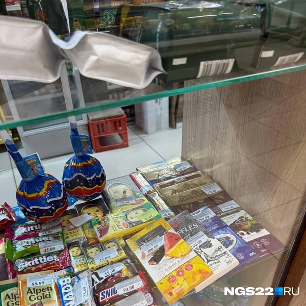 Здесь также можно найти необычную продукцию в виде, например, шоколада с арбузом и ананасом за 200 рублей | Источник: Полина Шевчукова / NGS22.RU