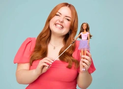 Barbie выпустили первую куклу для слабовидящих девочек