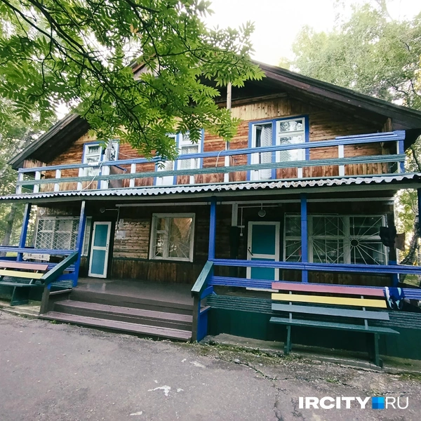 Практически все дома на базе отдыха не благоустроены, туалет и душ находятся в отдельных помещениях | Источник: Даниил Конин / «ИрСити»