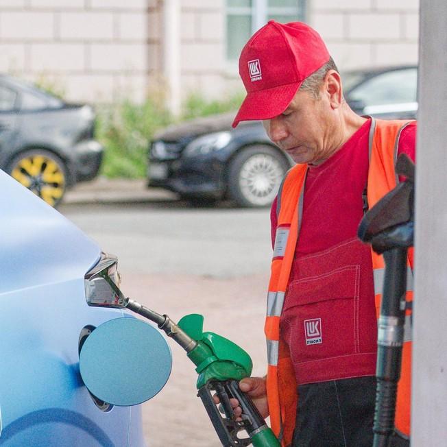 Переход на дизель, рост продаж «электричек» и приоритетные заправки: как обстоит ситуация с бензином в России