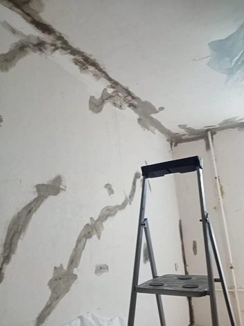 Жильцы не успевают замазывать образующиеся дефекты | Источник: предоставил Иван Б.