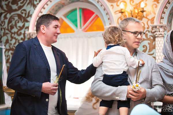 Старший сын Ваня всю церемонию провел на руках у своего крестного Вячеслава Фетисова