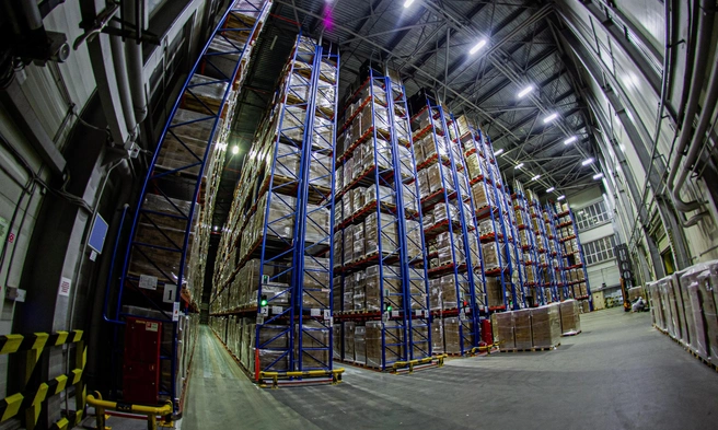 Перед отправкой в магазины продукцию хранят на гигантском складе | Источник: Павел Балакирев / «ЮниРусь»