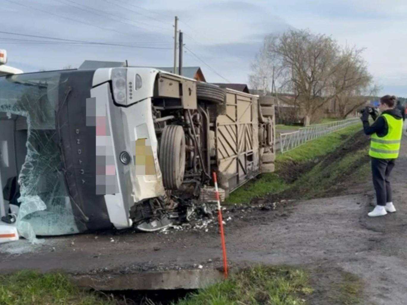 В Прикамье туристический автобус с пассажирами улетел в кювет, пострадали 12 человек