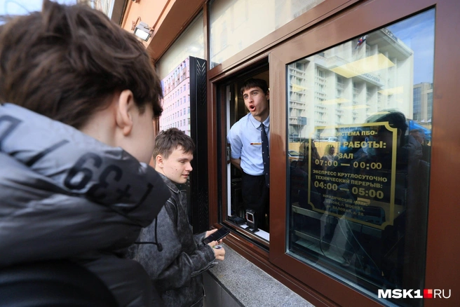 Сотрудники заведений во время сбоя принимали оплату только наличными | Источник: Артем Устюжанин / MSK1.RU