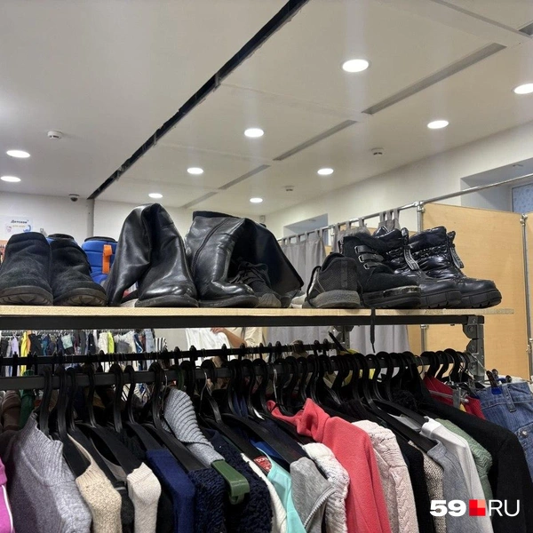 Есть в продаже и обувь | Источник: Алексей Кожевников / 59.RU