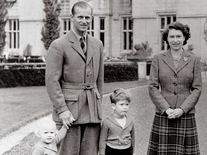 Трудное детство: как принц Чарльз однажды не узнал Королеву