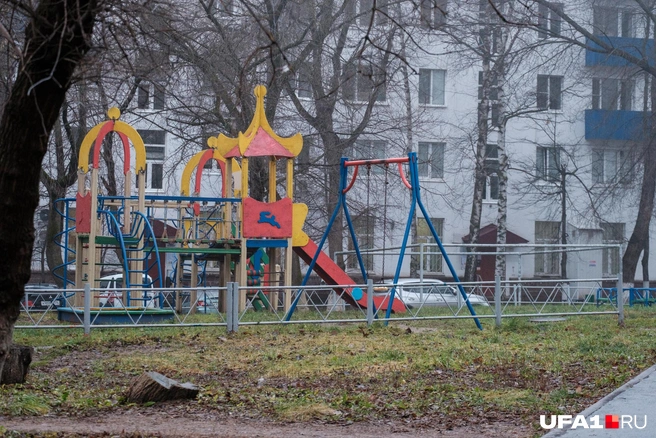 Детские площадки пустуют в ожидании снега | Источник: Булат Салихов / UFA1.RU