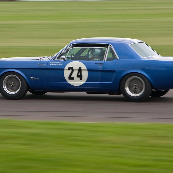 Роуэн Аткинсон в своем Ford Mustang | Источник: Tracey Swain/Legion Media