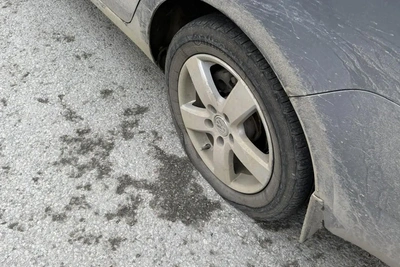 Яма на трассе под Екатеринбургом повреждает колеса автомобилей