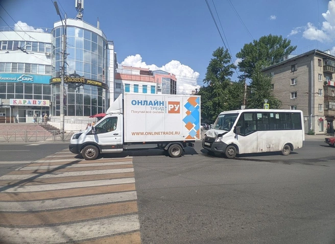 У ТРК «Полетаевский» маршрутка въехала в грузовик | ya62.ru