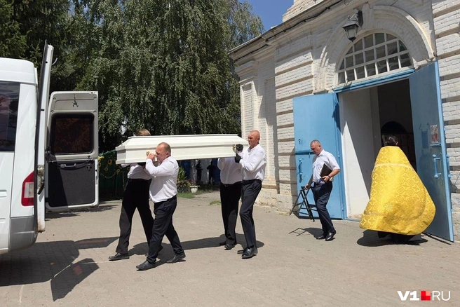 Отпевание проходило в старейшем храме Волгограда — Свято-Никитской церкви | Источник: Алексей Волхонский / V1.RU