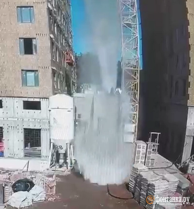 Появилось видео, на котором куб с водой убивает рабочего на Московском шоссе | Источник: «Фонтанка.ру»