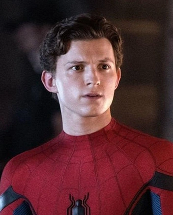 Зрители тут же разглядели на фото лицо Тома Холланда