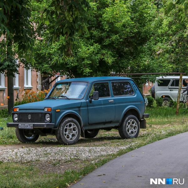 В разгар рабочего дня машины стоят во дворах | Источник: Наталья Бурухина / NN.RU