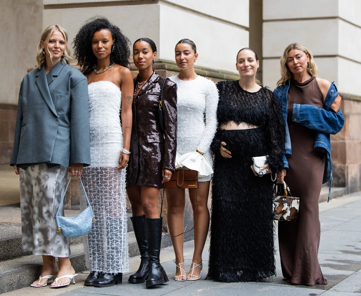 Почему моду так резко качнуло от тихой роскоши к глэм-шику