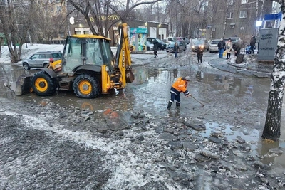 «Не едем, а проплываем»: в Новокузнецке дороги в воде