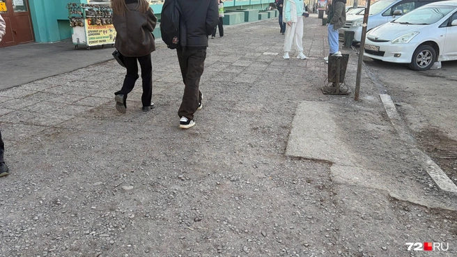 И таких мест с непонятным покрытием на тротуарах очень много | Источник: Дарья Макеева / 72.RU