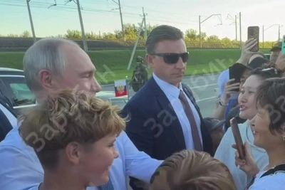 Путин встретился с жителями Новосибирска по пути в аэропорт