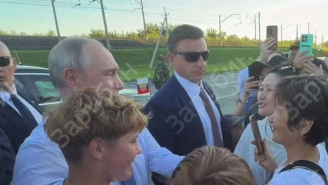 Путин пожал некоторым новосибирцам руки | Источник: «ЗАРУБИН» / Телеграм