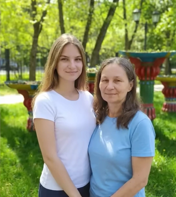 Мама и дочка | Источник: «МАТЬ-ПОТРОШИТЕЛЬНИЦА НАЗВАЛИ ЕЁ. НО ЭТО БЫЛО НЕСПРАВЕДЛИВО» — «Истории без сахара. Погребижская» / YouTube.com