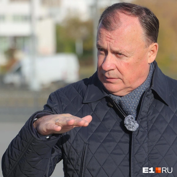 Алексей Орлов показывает, как шла работа над реформой общественного транспорта в Екатеринбурге | Источник: Владислав Лоншаков / E1.RU