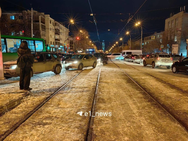 Автомобили заблокировали трамвайные пути на перекрестке | Источник: читатель E1.RU