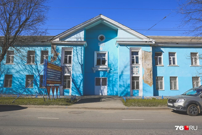 С ярко-голубого здания на улице Чкалова осыпается штукатурка, но от этого оно не становится менее ярким | Источник: Алёна Косточкина