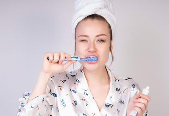 Стоматолог Лапушкина рассказала о компонентах зубной пасты, которые зря считают ядом