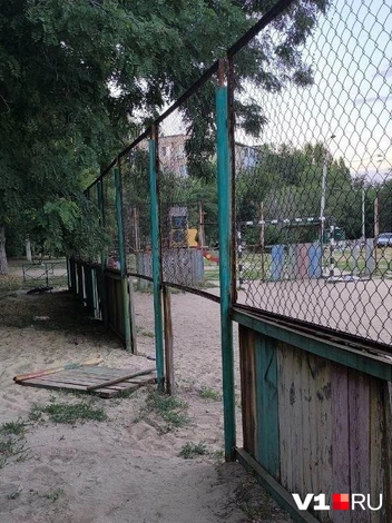 Забор успел сильно обветшать | Источник: читатели V1.RU