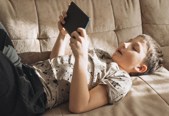 Что опаснее для ребенка: игра Among Us, новое видео А4 или онлайн-груминг?