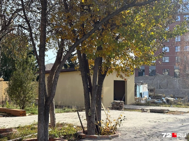 Постройки около коттеджа | Источник: 72.RU