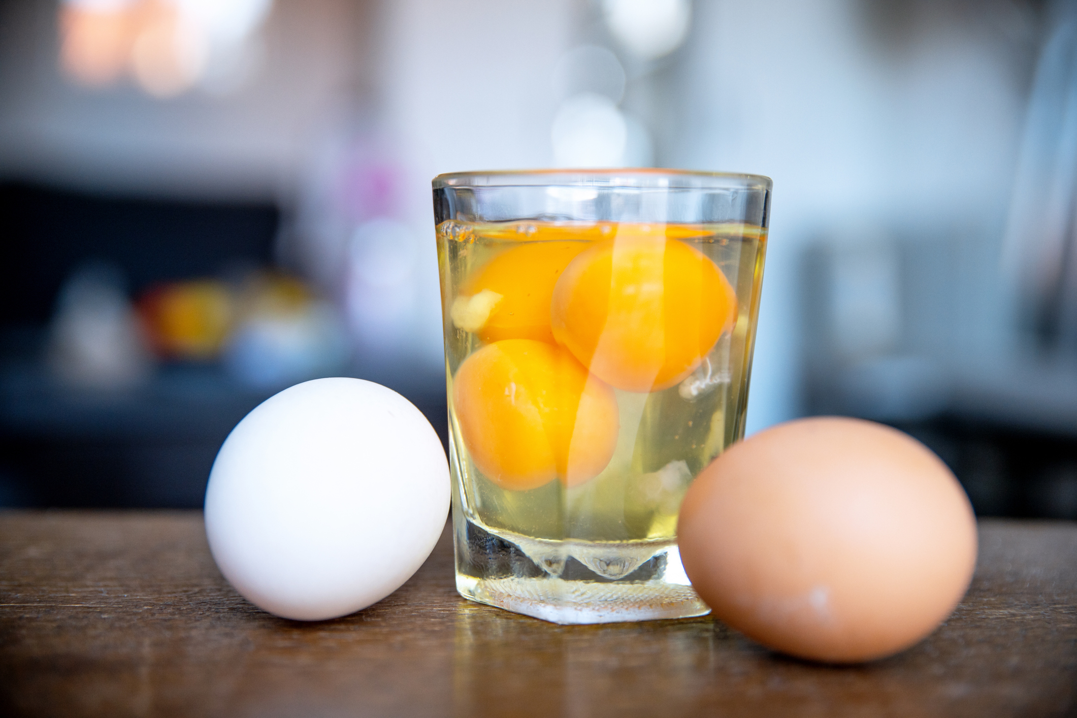 Безопасно ли есть куриные яйца с дефектами - Лайфхакер