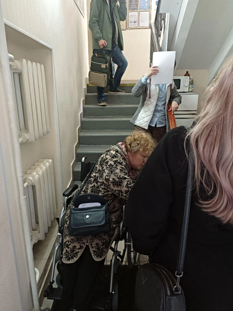 Так Ирина Александровна пыталась попасть в суд: она не смогла подняться по лестнице на инвалидной коляске | Источник: Лучше звоните Джулаю / Telegram