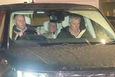 Позор напоказ! Активисты вывесили фото ареста Эндрю Виндзора в Лувре