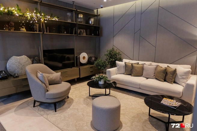 Это общее пространство на первом этаже одноподъездного многоквартирника. Соблюдая закон о тишине, тут можно запросто смотреть любимые фильмы или слушать треки из своего плейлиста | Источник: Ирина Шарова / 72.RU